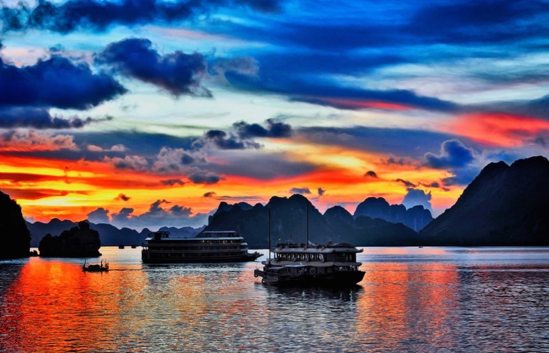 halong-sunset-vietnam-3073-1679109217.jpg