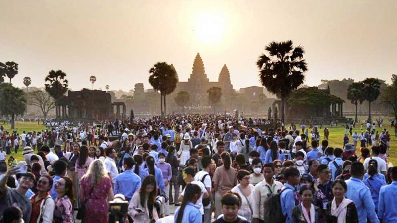 local-and-foreign-visitors-watch-the-angkor-wat-equinox-on-march-21-spm-2980-1684306087.jpg