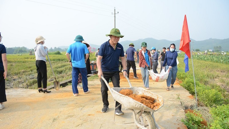 can-bo-cac-co-quan-tinh-tuyen-quang-ba-cung-lam-duong-giao-thong-nong-thon-o-xa-thien-ke-huyen-son-duong-2753-1686714148.jpg