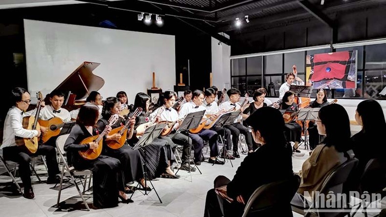 ndo-br-buoi-bieu-dien-guitar-mandolin-den-tu-smgo-saigon-mandolin-guitar-orchestra-2022-4314-1690166634.jpg