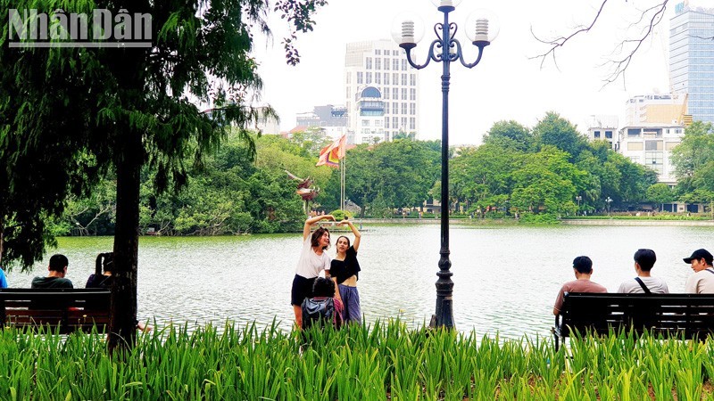 ndo-tl-khach-nuoc-ngoai-ha-noi-9701-1693384218.jpg