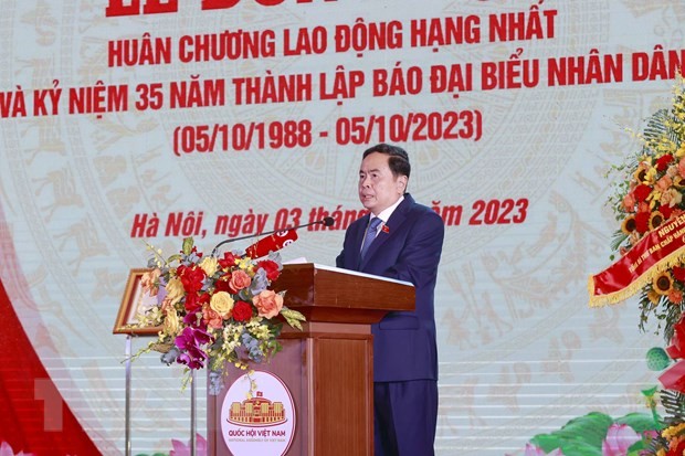 ttxvn-chu-tich-quoc-hoi-du-le-ky-niem-35-nam-thanh-lap-bao-dai-bieu-nhan-dan-3-1696415027.jpg