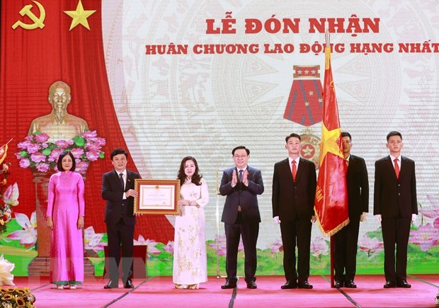 ttxvn-chu-tich-quoc-hoi-du-le-ky-niem-35-nam-thanh-lap-bao-dai-bieu-nhan-dan-6-1696415027.jpg