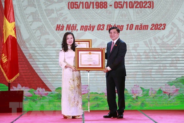 ttxvn-chu-tich-quoc-hoi-du-le-ky-niem-35-nam-thanh-lap-bao-dai-bieu-nhan-dan-7-1696415027.jpg