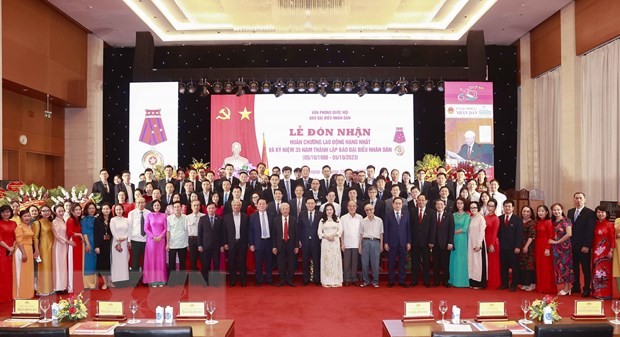ttxvn-chu-tich-quoc-hoi-du-le-ky-niem-35-nam-thanh-lap-bao-dai-bieu-nhan-dan-9-1696415025.jpg
