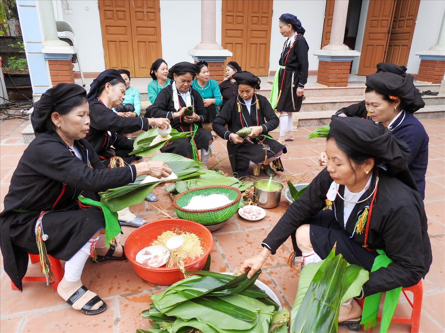 a2-cac-chi-em-phu-nu-nguoi-san-diu-tai-xa-trung-my-goi-banh-chung-gu-1538jpg-1697181289.jpg