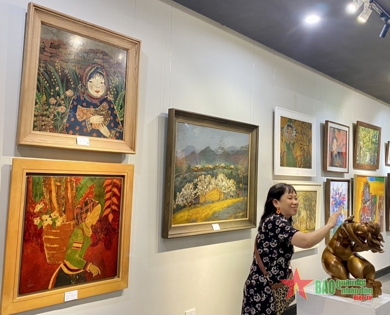 anh-1-khach-tham-quan-trien-lam-mau-nang-1697769014.jpg