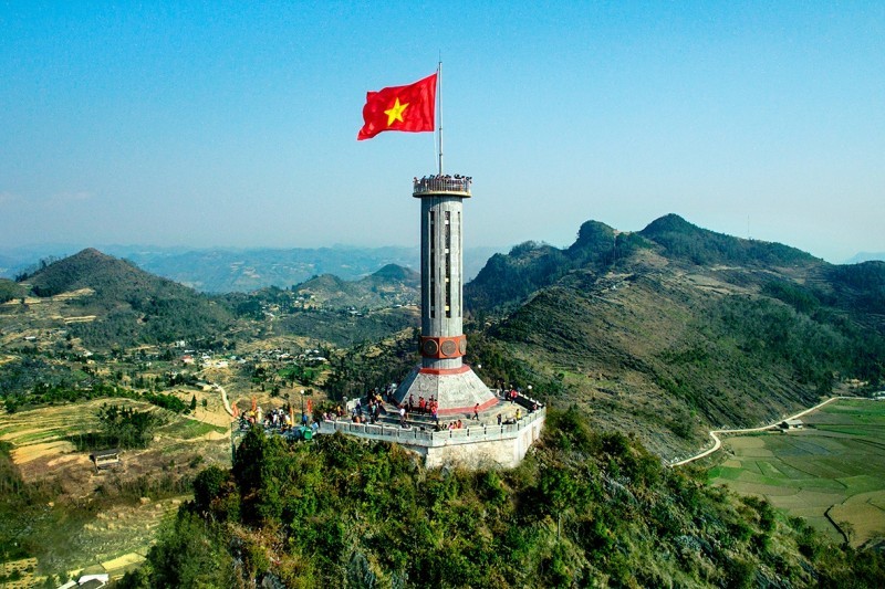 cot-co-lung-cu-nhin-tu-cao20231013094823-1697784756.jpg