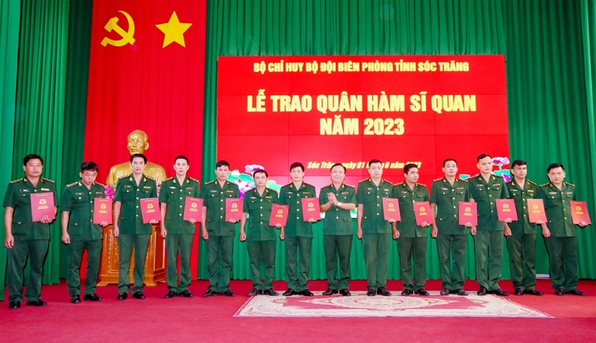 trao-quan-ham-si-quan-1704251859.jpg