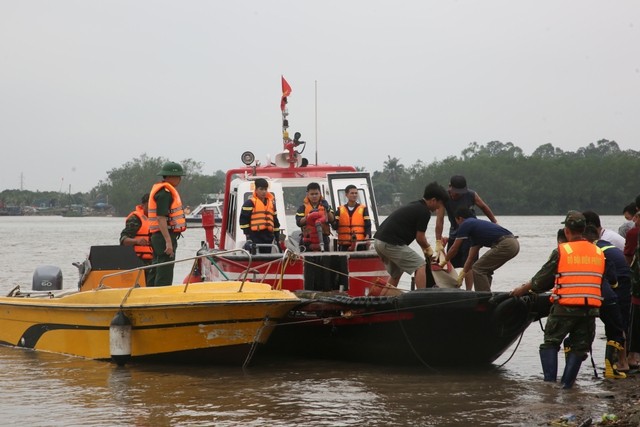 Thủ tướng chỉ đạo khắc phục sự cố chìm thuyền trên sông Chanh (Quảng Ninh)