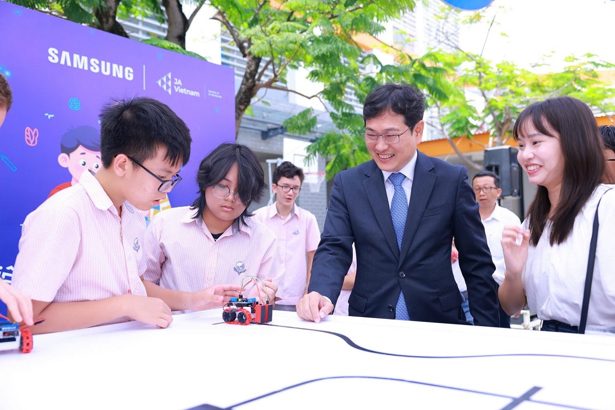 cac-em-hoc-sinh-tham-gia-trai-nghiem-hoat-dong-sang-tao-robot-ben-le-su-kien-pld-1748592843.jpg