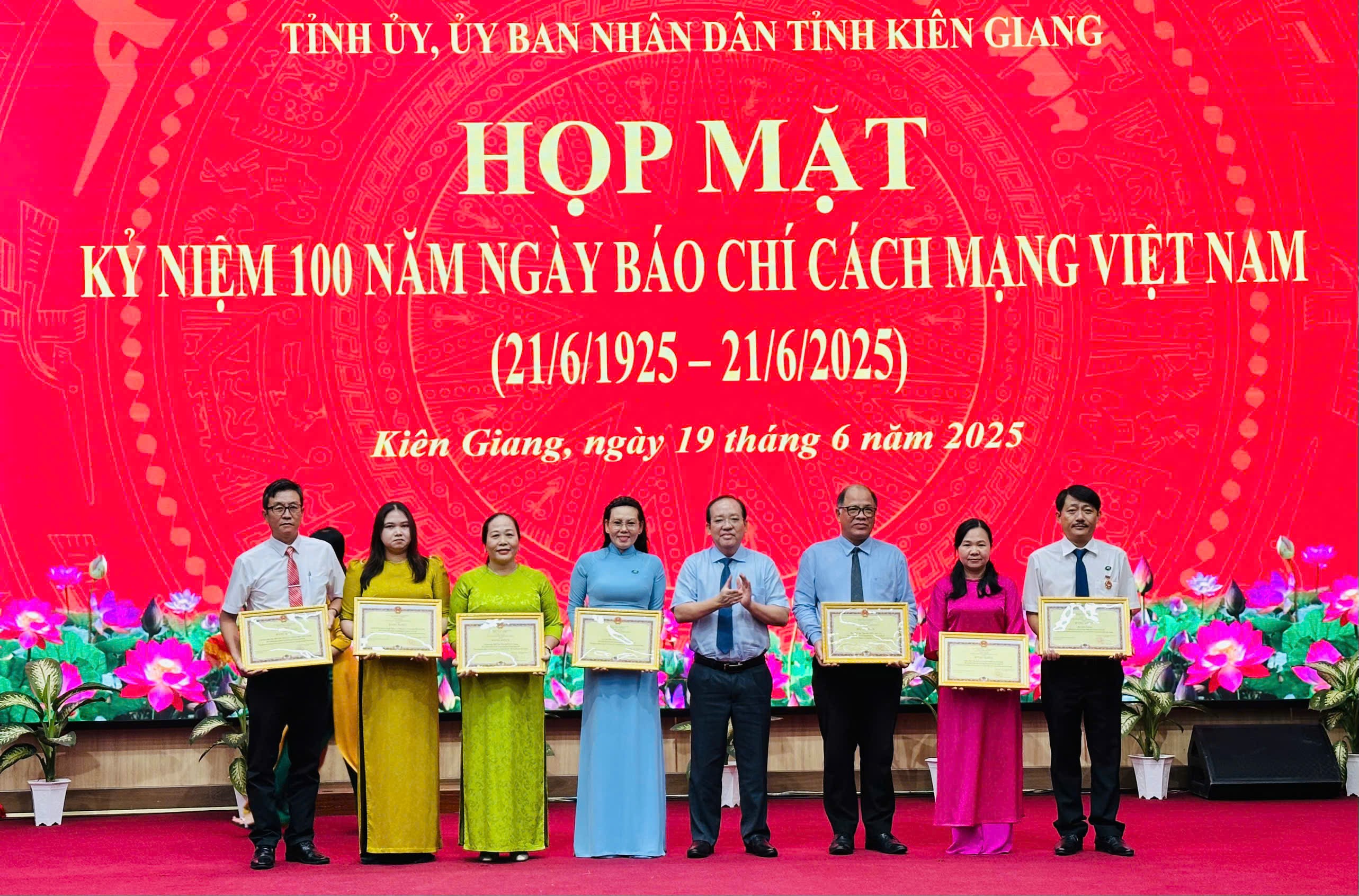 Đại diện UBND tỉnh trao tặng Bằng khen cho các cá nhân