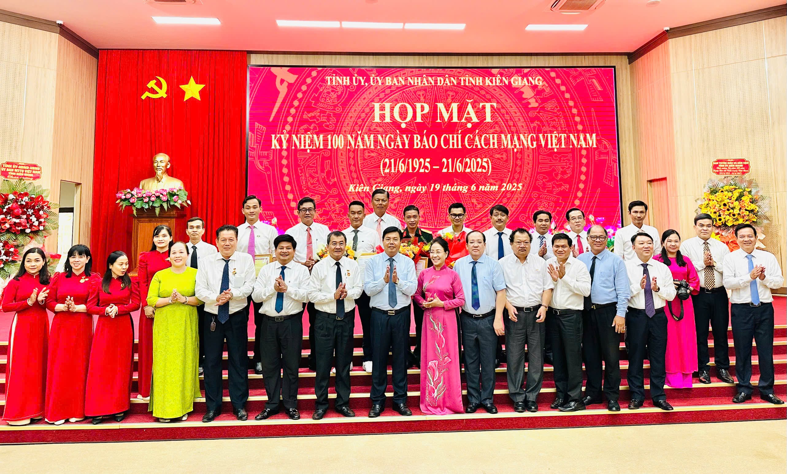 Các đại biểu chụp hình lưu niệm