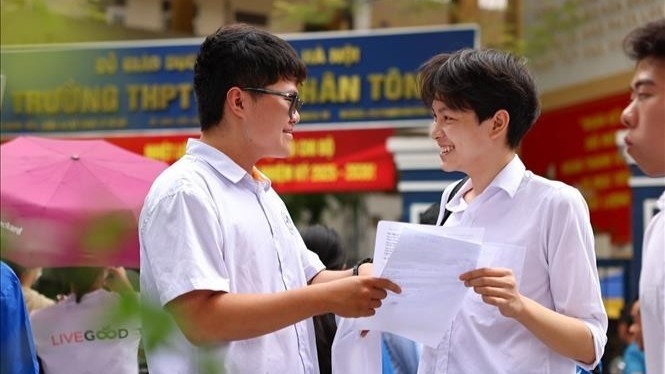 vna-potal-ha-noi-thi-sinh-hoan-thanh-mon-thi-dau-tien-ky-thi-tot-nghiep-thpt-nam-2025-stand-1751079719.jpg