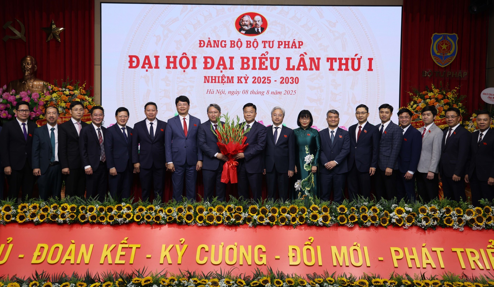 pho-thu-tuong-chuc-mung-ban-chap-hanh-dang-bo-bo-tu-phap-nhiem-ky-2025-2030-17546482507991294184763-1754704106.jpg