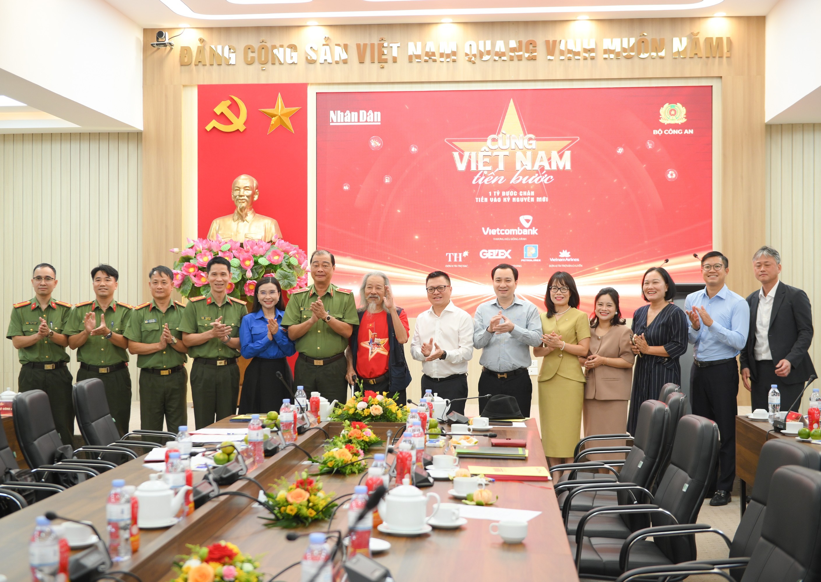 cung-viet-nam-tien-buoc-pld-1754924848.jpg