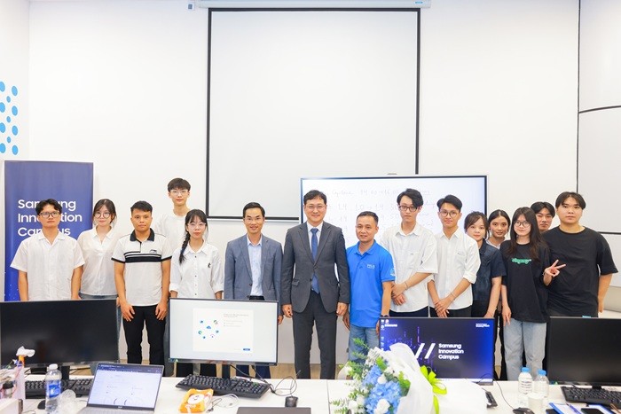 cac-dai-bieu-va-sinh-vien-chup-anh-luu-niem-tai-su-kien-pld-1755072058.JPG