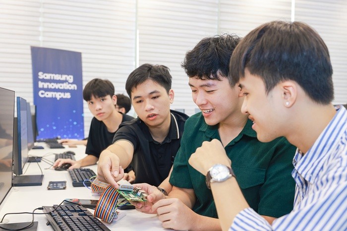 nhom-sinh-vien-hao-hung-trao-doi-kien-thuc-tai-lop-hoc-samsung-innovation-campus-pld-1755072058.JPG