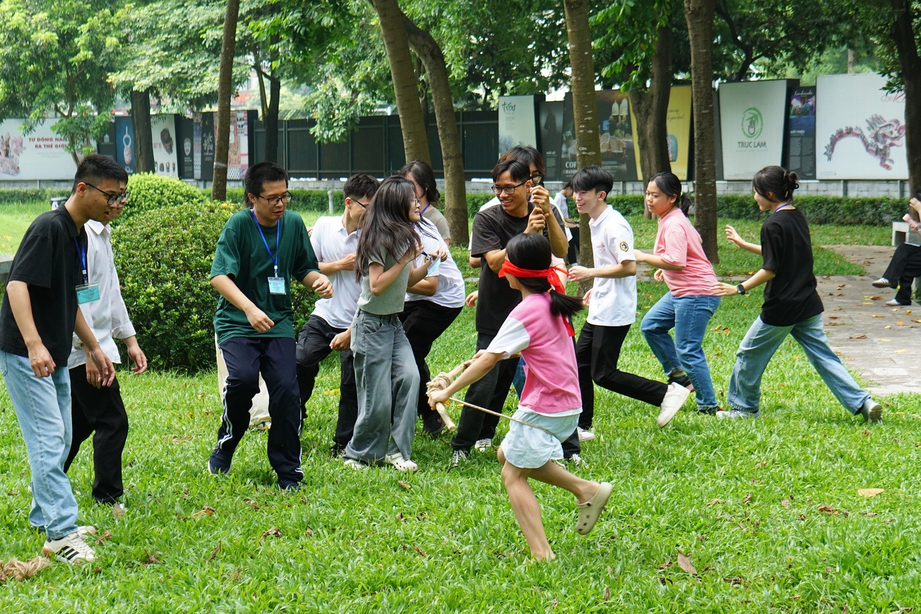 cac-ban-tre-hao-hung-choi-tro-choi-dan-gian-1758968418.JPG