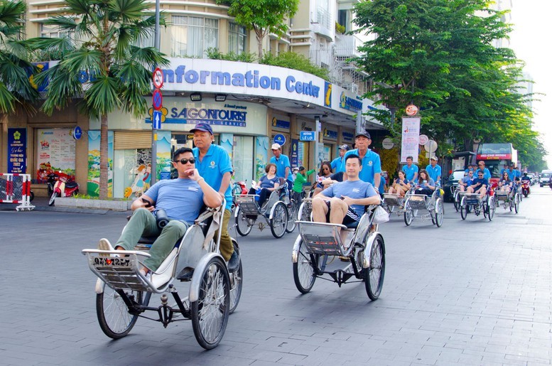 lu-hanh-saigontourist-hinh-khach-quoc-den-vn-2-17601073304771351632575-1760156784.jpg