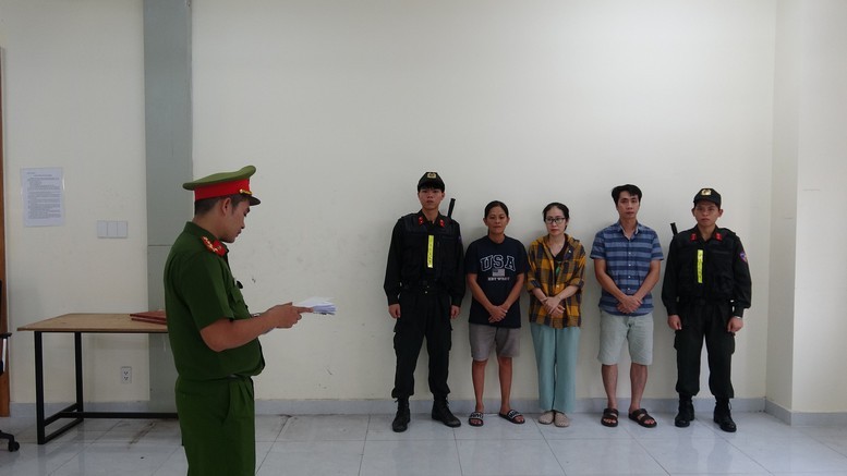 tu-trai-qua-vo-thi-thu-oanh-tang-thi-my-hoa-tang-hoang-vinh-17695842662381165740096-1769588502.jpg
