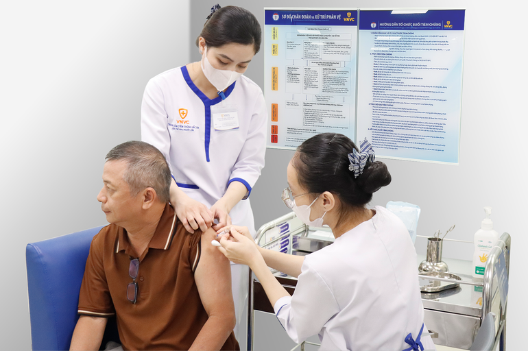 hinh-khach-kham-va-tiem-tai-vnvc-3-1771922100.png