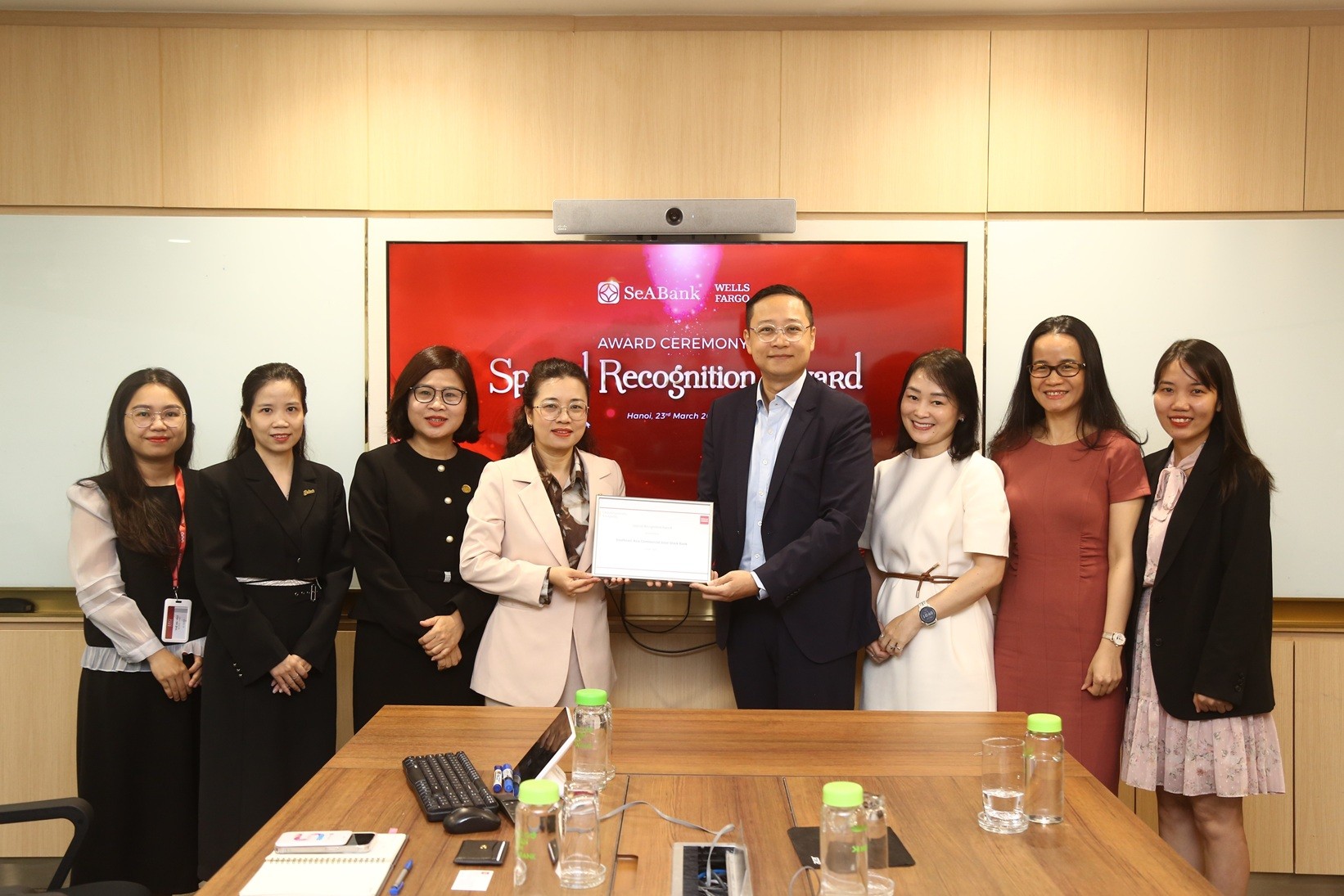 dai-dien-seabank-nhan-giai-thuong-special-recognition-award-2024-2025-tu-wells-fargo-1774518729.JPG