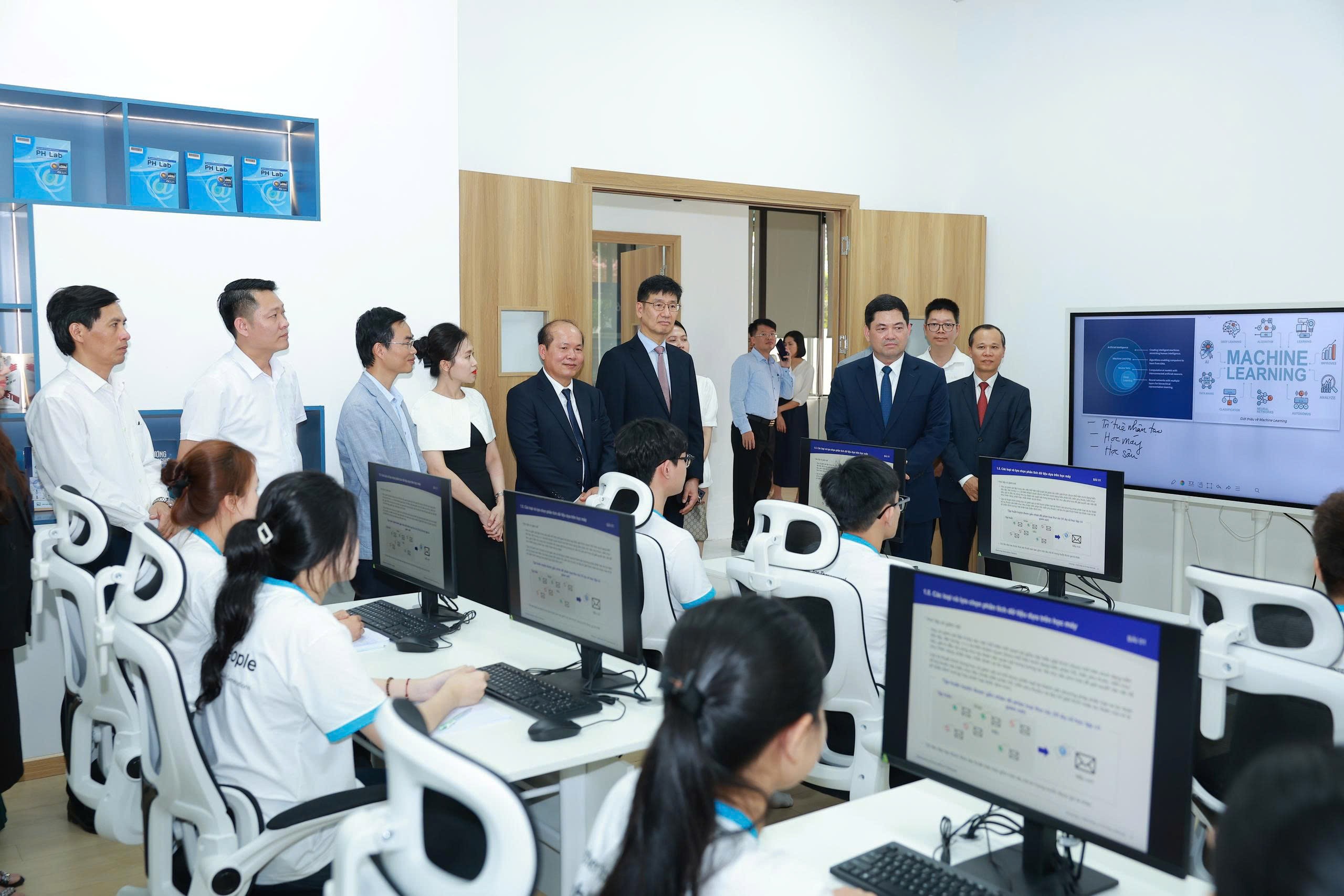 cac-vi-dai-bieu-tham-quan-trung-tam-phat-trien-nhan-tai-cong-nghe-cao-samsung-innovation-campus-tai-bac-ninh-pld-1776228910.jpg