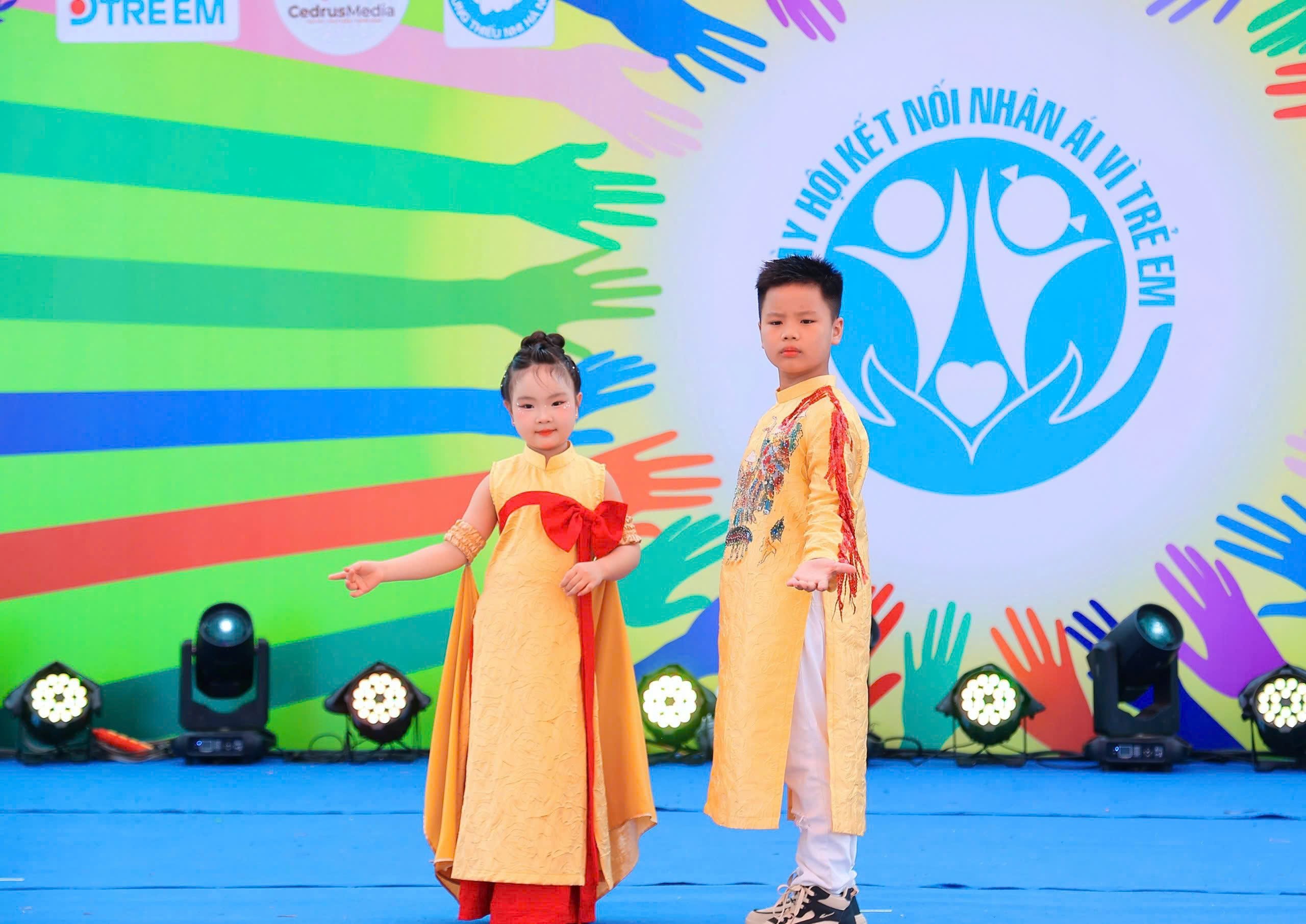 trinh-dien-ao-dai-pld-1780131126.jpg