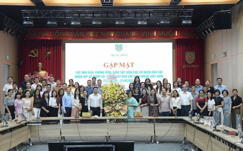 gen-h-z7949247375525c3dd166ed1e950dca8e049110e2f5119-1781768966998131604357-1781773446.jpg