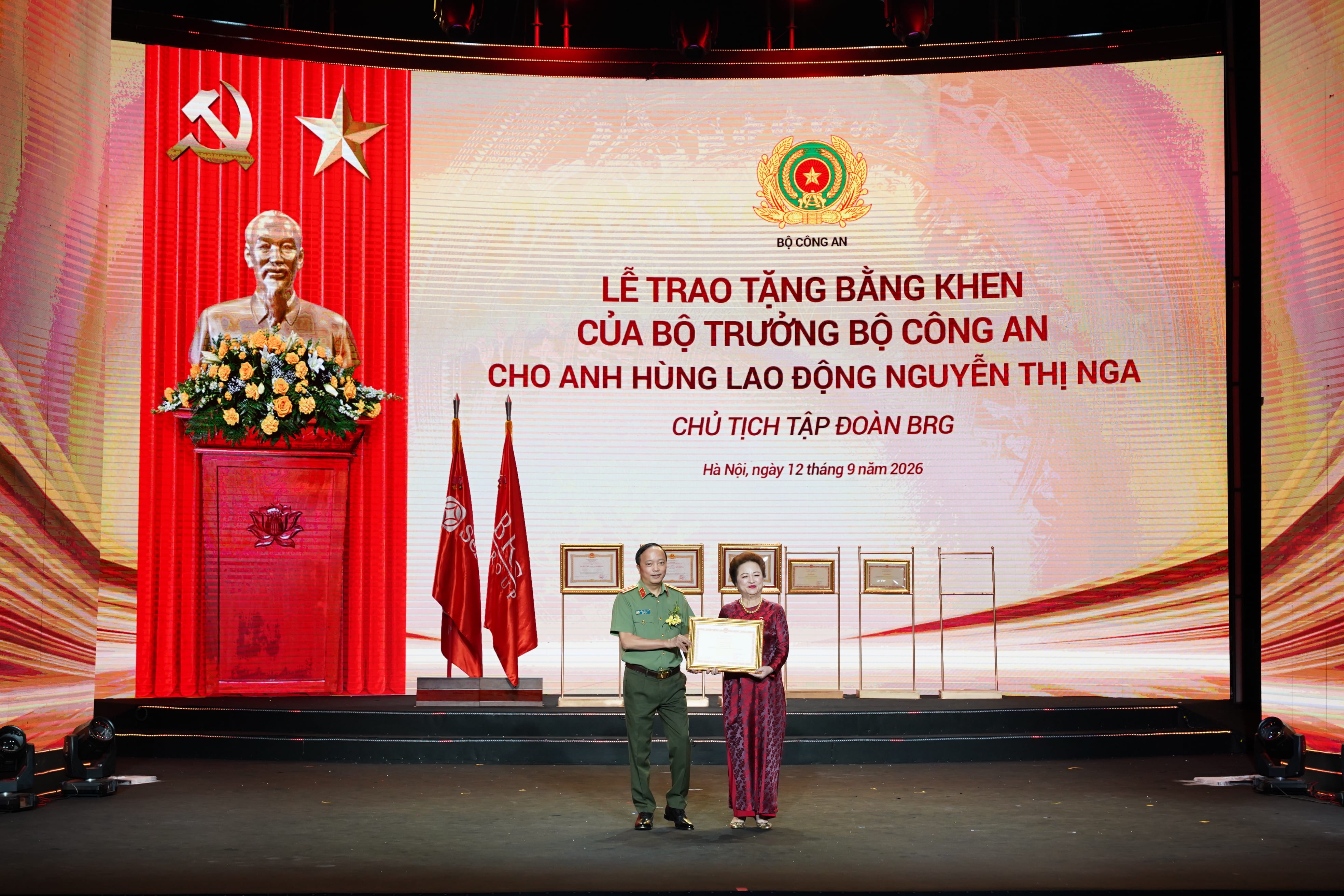 bang-khen-cua-bo-truong-bo-cong-an-tang-doanh-nhan-nguyen-thi-nga-1789269549.jpg