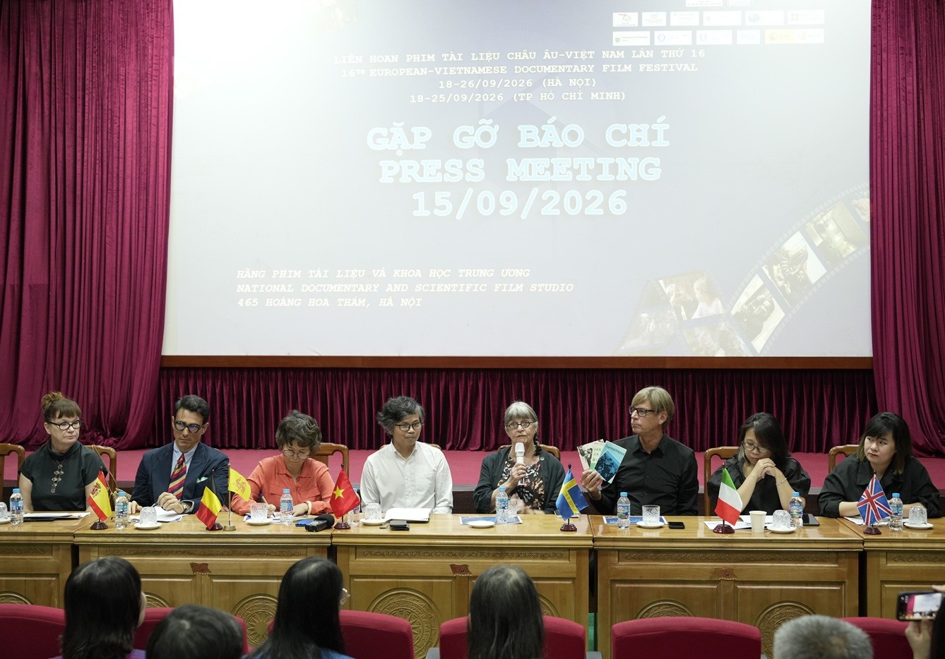 phim-tai-lieu-1789458632.JPG