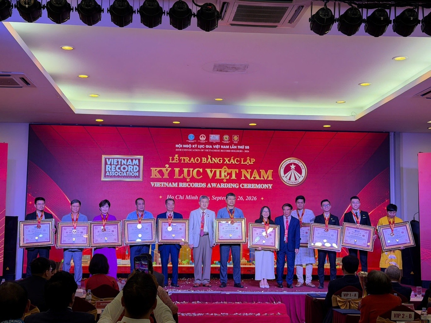 nha-van-nguyen-xuan-tuan-xac-lap-ky-luc-viet-nam-1790584489.jpg