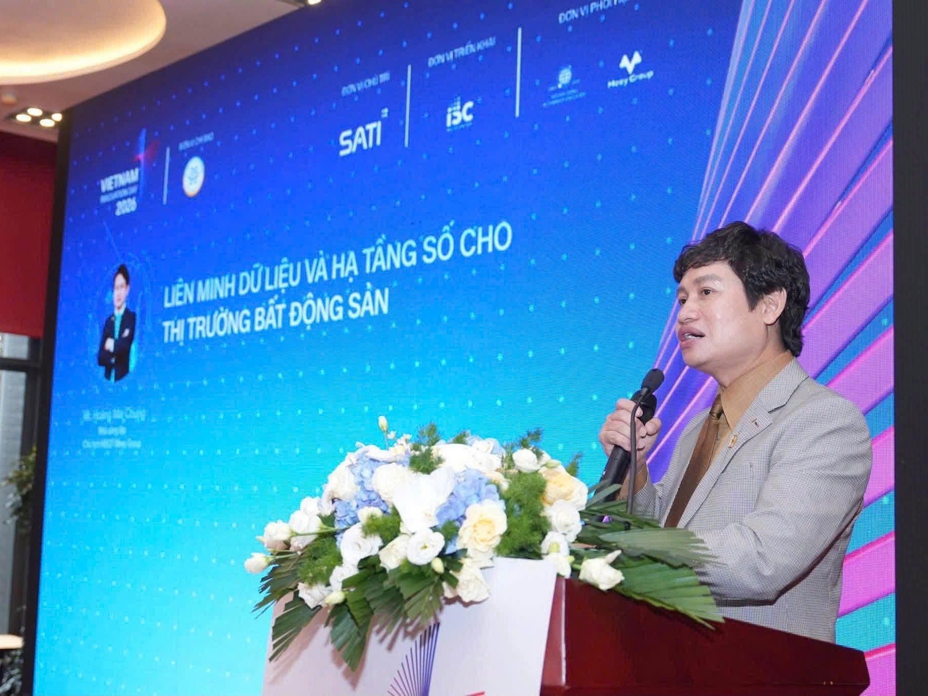 ong-hoang-mai-chung-1791038131.jpg
