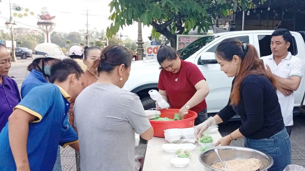 Nhóm thiện nguyện 0 đồng Mađaguôi