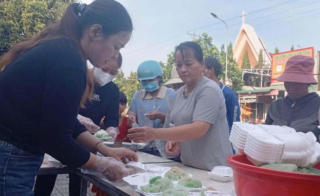 Những hộp xôi có giá trị vật chất không lớn nhưng chứa đựng sự quan tâm, sẻ chia với cộng đồng.