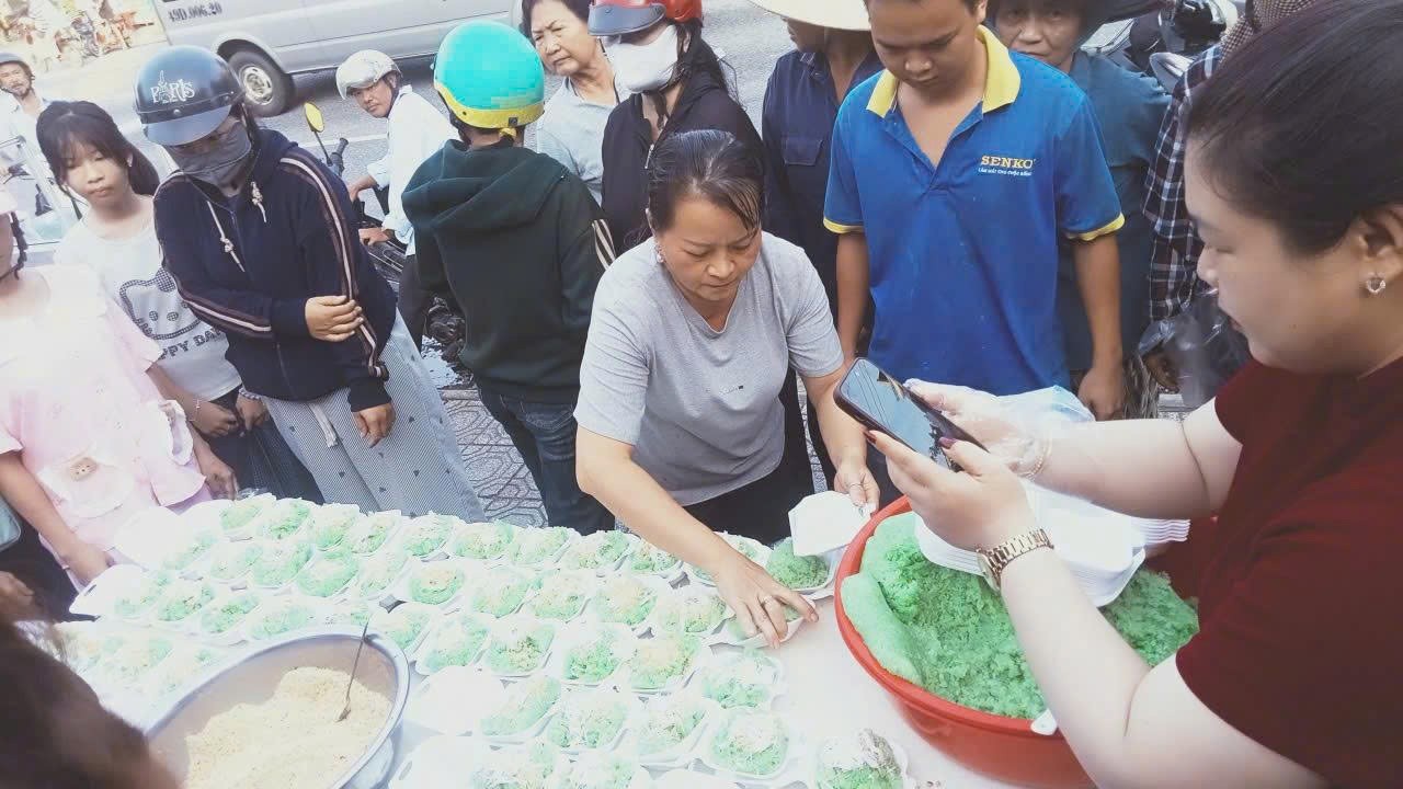 Những hộp xôi miễn phí mang ý nghĩa thiết thực.