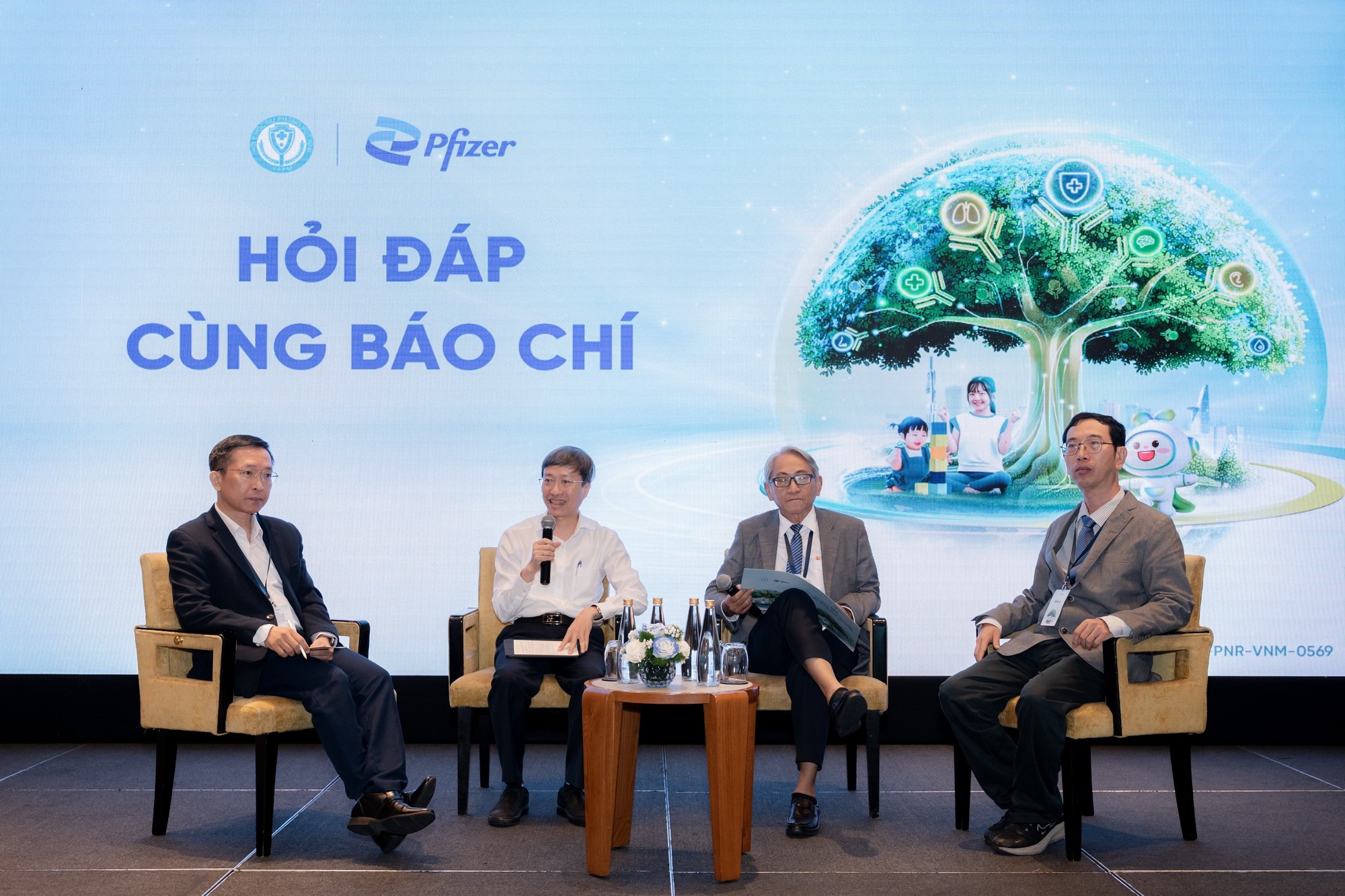 toan-canh-toa-dam-khoa-hoc-chia-se-va-cap-nhat-thong-tin-y-khoa-ve-benh-do-phe-cau-khuan-o-tre-em-1782309388078528959419-1782489102.jpg