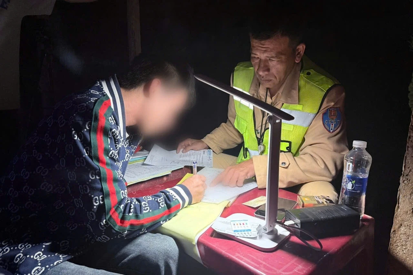 tai-xe-lam-viec-voi-to-tuan-tra-1785124202.webp