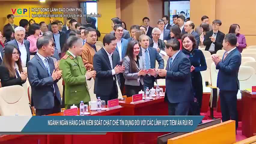 nganh-ngan-hang-can-kiem-soat-chat-che-tin-dung-doi-voi-cac-linh-vuc-tiem-an-rui-ro-1767164864.mp4