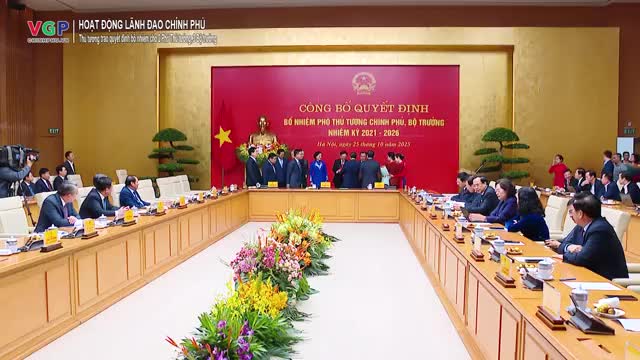 thu-tuong-trao-quyet-dinh-bo-nhiem-cho-2-pho-thu-tuong-3-bo-truong-1761638382.mp4