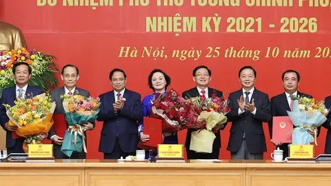 Thủ tướng trao quyết định bổ nhiệm cho 2 Phó Thủ tướng, 3 Bộ trưởng