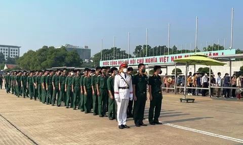 Đoàn cơ sở Văn phòng Học viện Chính trị vào Lăng viếng Chủ tịch Hồ Chí Minh và thăm các di tích, bảo tàng