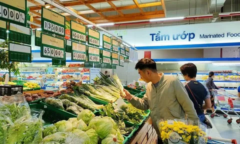 Các siêu thị miền Trung giảm giá hàng thiết yếu sau bão