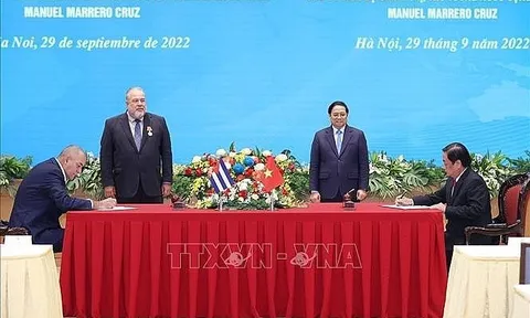 Thủ tướng Phạm Minh Chính và Thủ tướng Cuba chứng kiến Lễ ký kết các văn kiện