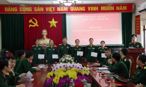 Văn phòng Học viện Chính trị công bố, trao quyết định nâng loại lương QNCN năm 2022