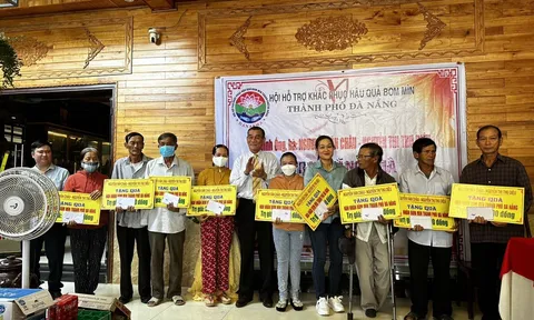 Tặng quà hỗ trợ 80 gia đình nạn nhân bom mìn tại thành phố Đà Nẵng