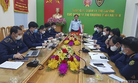 Quản lý thị trường Hà Tĩnh ký cam kết với 11 doanh nghiệp đầu mối kinh doanh xăng dầu