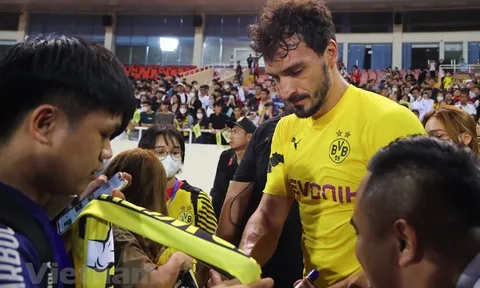 Người hâm mộ Việt Nam vây kín cầu thủ Dortmund trên sân Mỹ Đình