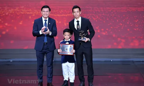 Tiền đạo Văn Quyết giành danh hiệu Cầu thủ xuất sắc nhất V-League 2022